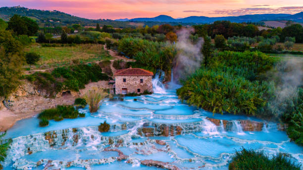 Sorgente termale toscana al tramonto, immagine illustrativa a tema benessere termale